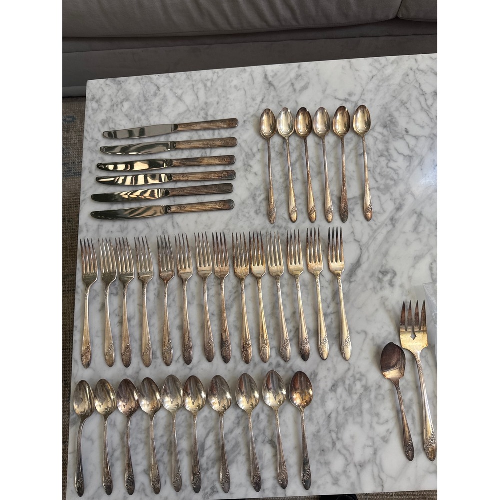 Oneida Silver Queen Bess II 1946 Silverplate Flatware Set 38 Pieces Tudor Floral